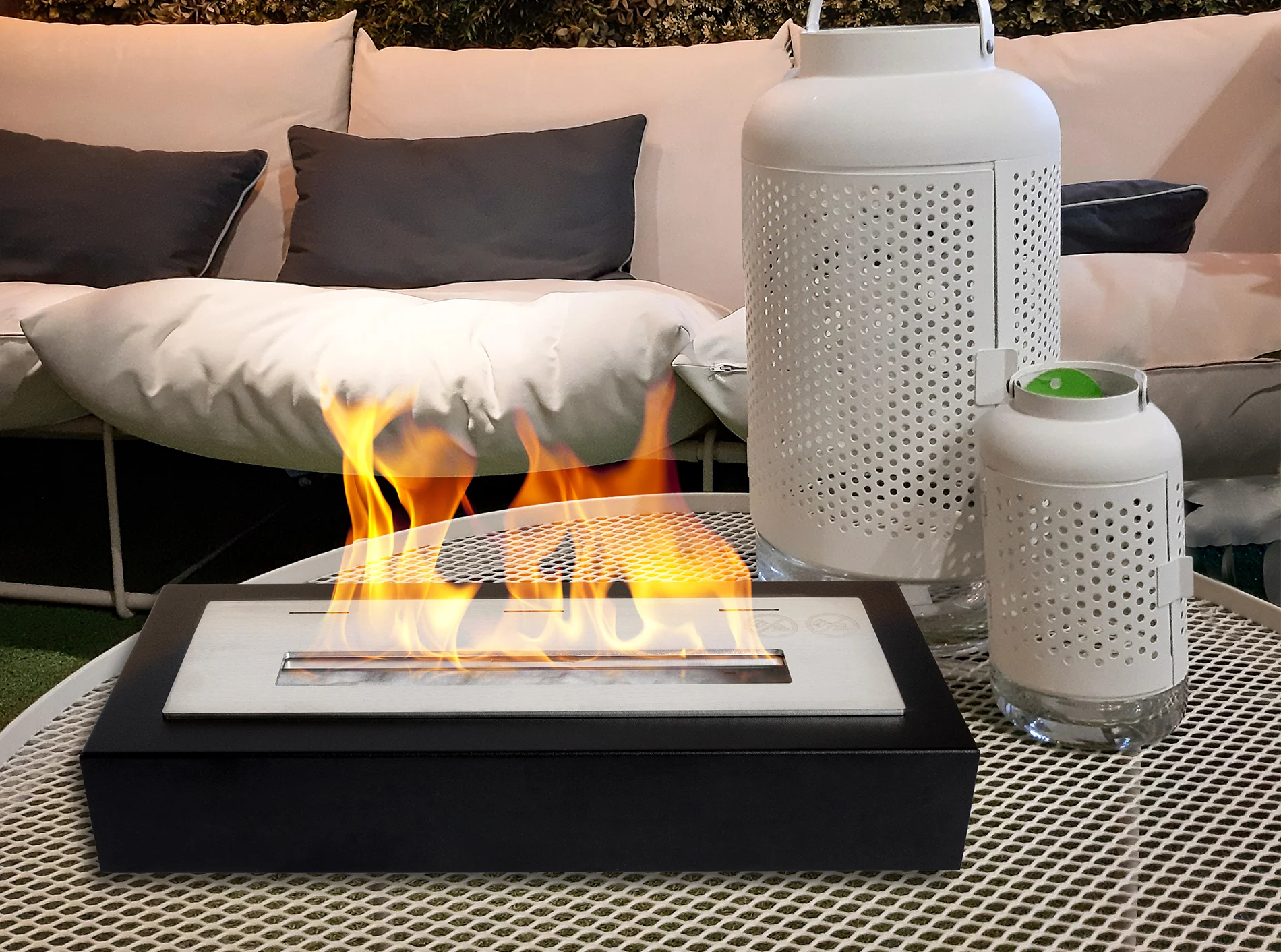Freestanding bioethanol fireplace with glass
