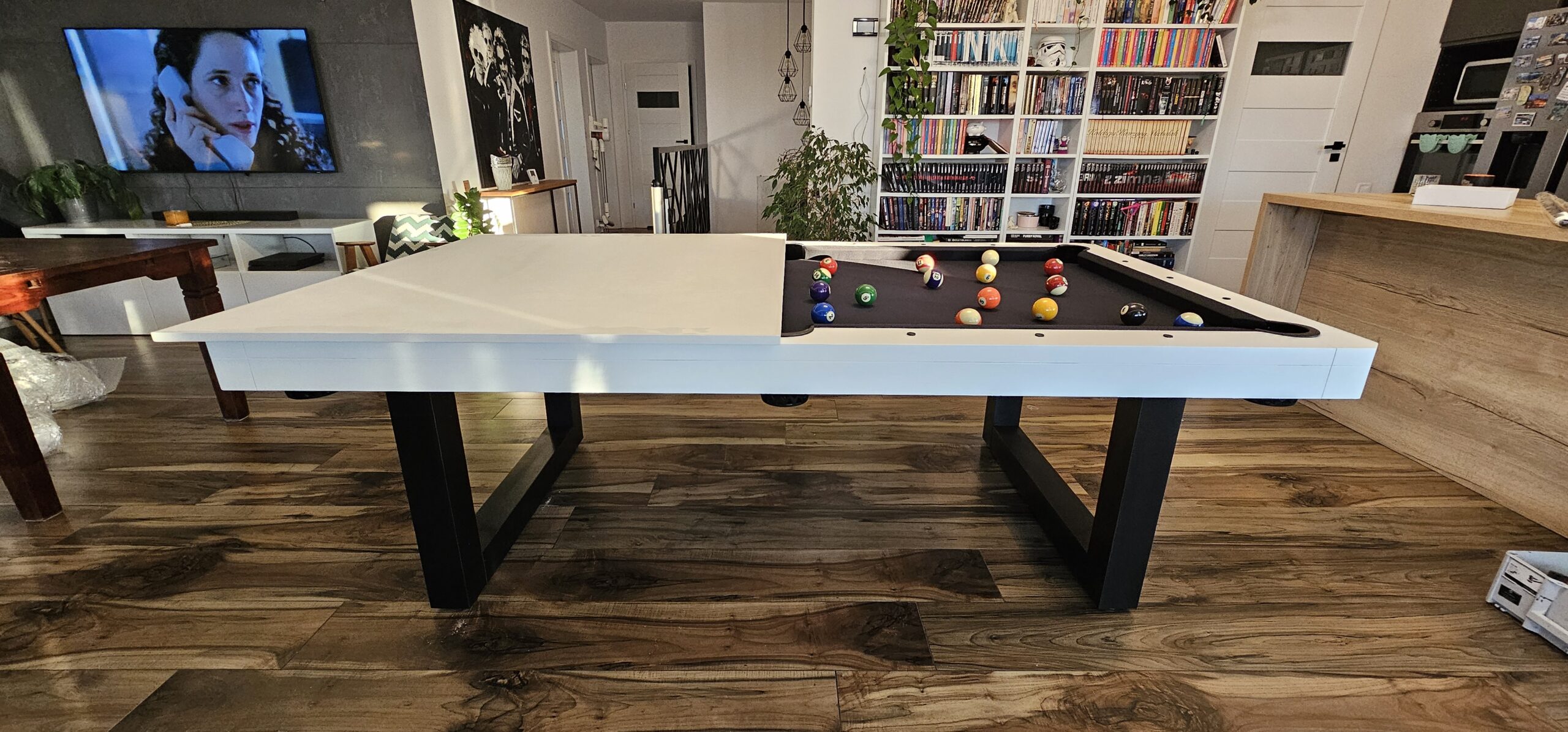 Τραπέζι μπιλιάρδου σε εσωτερικό χώρο