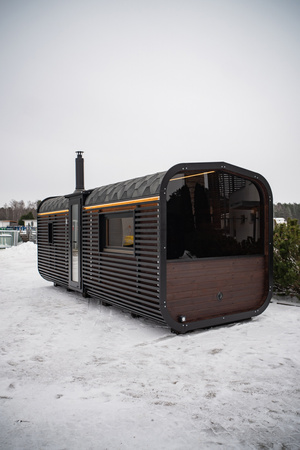 Lussuosa sauna moderna da esterno Cube Premium Plus per giardino con vista panoramica tutto l'anno