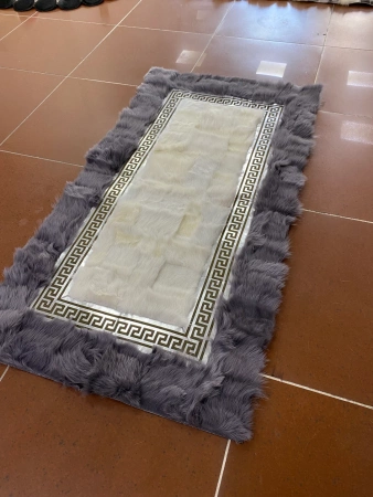 Luksuriøst teppe i naturlig saueskinn - et elegant håndlaget teppe i VERSACE-stil