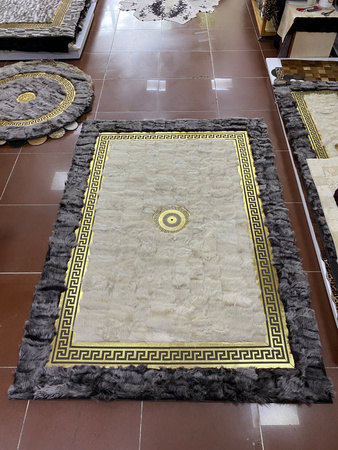 Tapete de luxo em pele de carneiro genuína, branco e cinzento, com pormenores dourados - Tapete de estilo Versace Premium feito à mão para a sala de estar e o quarto