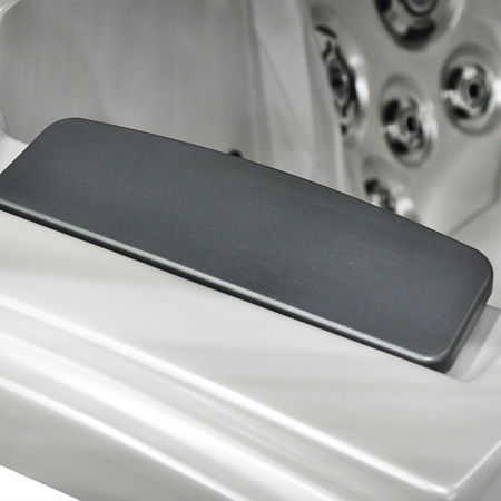 Dārza džakuzi SPA749 200x135 - Spa vanna ar strūklu un LED apgaismojumu