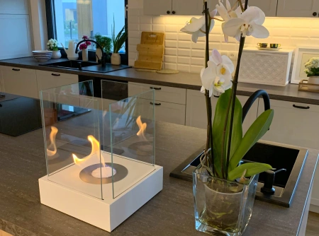 "Sunset Garden Mini" laisvai pastatomas baltos matinės spalvos bioetanolio židinys - kompaktiškas, nedūmijantis bioetanolio židinys mažiems interjerams ir balkonams