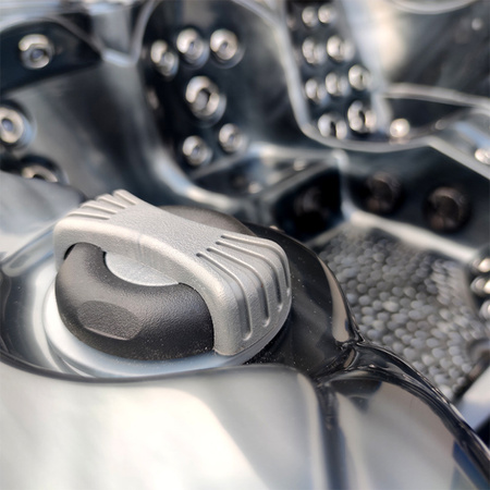 Dārza džakuzi vanna SPA560 220x220 cm - greznība un pilnīga atpūta jūsu dārzā