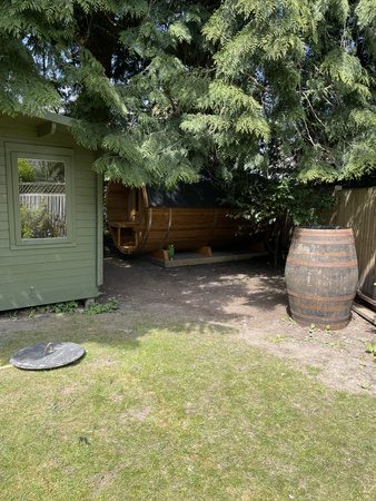 Fasssaunasauna 330 mit Terrasse 4-Personen / Elektro- oder Holzofen von Harvia / Hochwertige Skandinavische Fichte (Thermoholz) | Natürliches Holz | Luxuriöse Entspannung