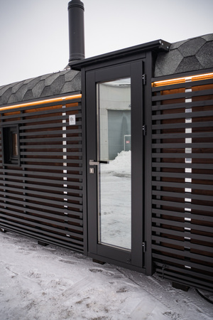 Luxuosa sauna externa moderna em formato de cubo Premium Plus para jardim com vista panorâmica durante todo o ano.