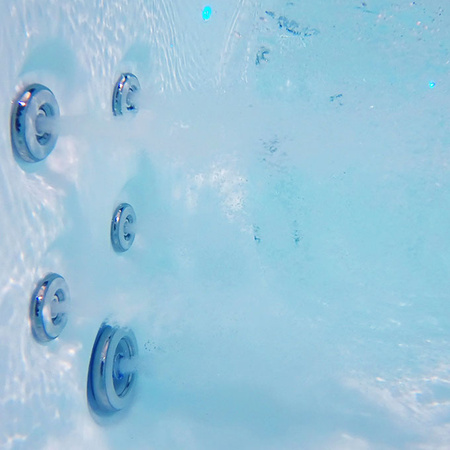 Jacuzzi OF-3002 – Ekskluzīvs premium vannas istabas risinājums ar augstspiediena sūkni