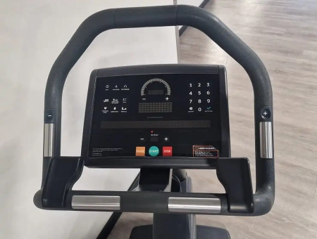 TECHNOGYM Excite 1000 LED pokončno kolo Rabljeno/obnovljeno - Odlično stanje