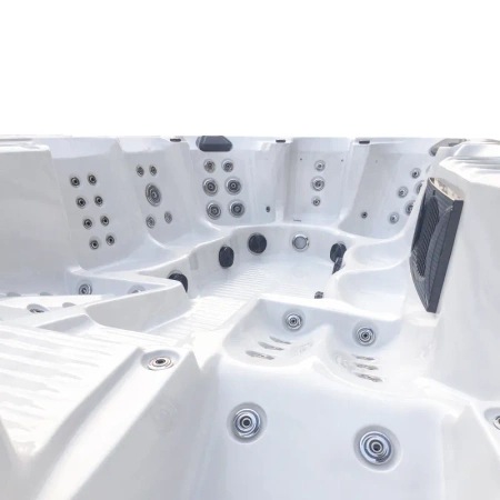 Kaasaegne 9-kohaline mullivann - ideaalne aiaspa perekonnale ja sõpradele.