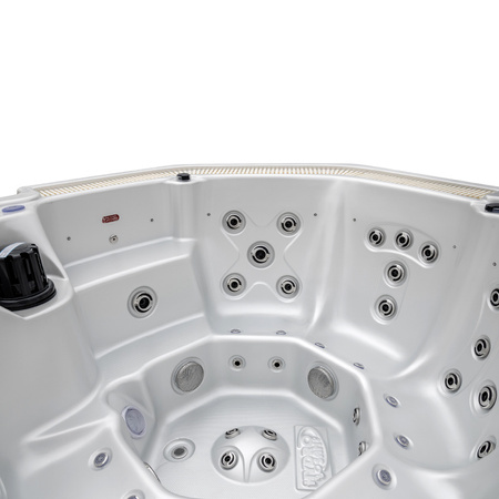 Garden Jacuzzi SPA107 220x220 cm – luxurious SPA tub for 6 people