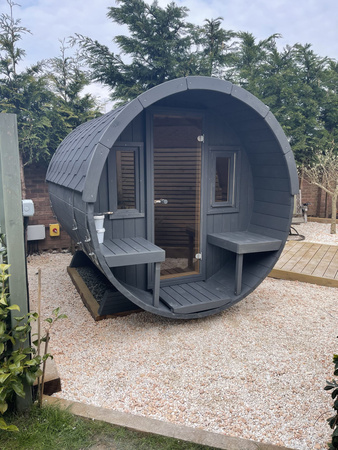 Barrel Outdoor Sauna 250 for 4 personer / Elektrisk eller vedfyrt Harvia komfyr / Skandinavisk gran av høy kvalitet (termwood)