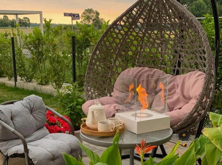 "Sunset Garden Mini" laisvai pastatomas baltos matinės spalvos bioetanolio židinys - kompaktiškas, nedūmijantis bioetanolio židinys mažiems interjerams ir balkonams
