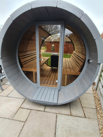 Barrel Sauna 330 με Βεράντα για 4 άτομα / Ηλεκτρική ή Ξυλόσομπα Harvia / Υψηλής ποιότητας Scandinavian Spruce (Thermowood)