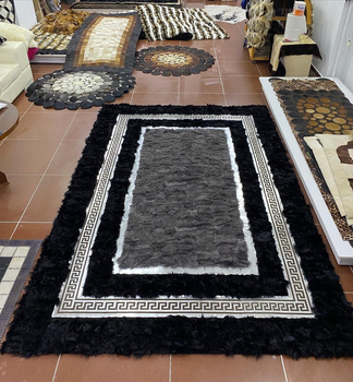 Tapete de luxo em pele de ovelha natural - tapete grande feito à mão com pelo comprido, branco natural e preto VERSACE STYLE RIVER