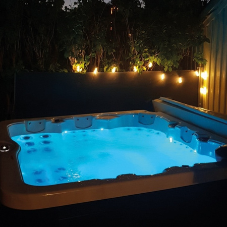 Jacuzzi ogrodowe BOKO Biała Obudowa Czarna 230x230 cm – nowoczesny relaks w ogrodzie