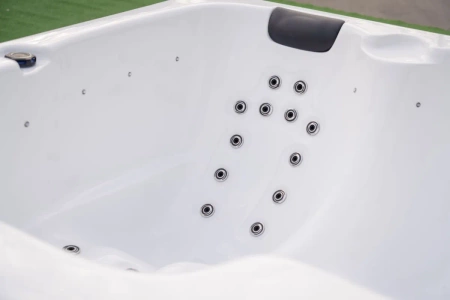 Jacuzzi de lujo para 4 personas – spa de hidromasaje con aromaterapia