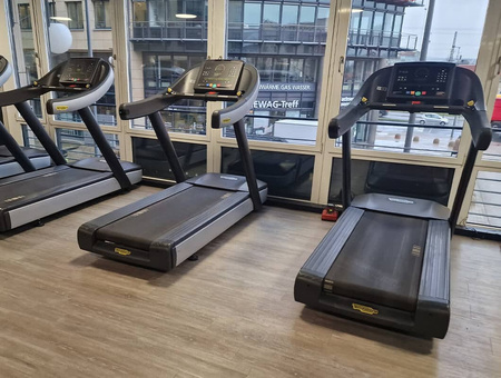 TECHNOGYM Excite Run 1000 LED tekalna steza rabljena/obnovljena - odlično stanje