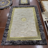 Tapis de luxe en peau de mouton véritable, blanc et gris, avec accents dorés - Tapis de style Versace fait à la main pour le salon et la chambre à coucher