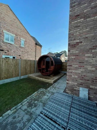 Barrel Outdoor Sauna 250 för 4 personer / Elektrisk eller vedeldad Harvia-spis / Skandinavisk gran av hög kvalitet (termwood)