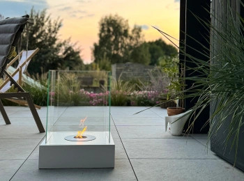 Sunset Garden vabalt seisev bioetanoolikamin valge tekstuuriga matt - elegantne, suitsuvaba bioetanoolikamin elutuppa ja rõdule.