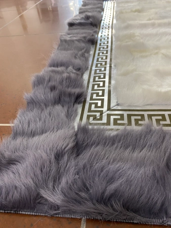 Luksuriøst teppe i naturlig saueskinn - et elegant håndlaget teppe i VERSACE-stil