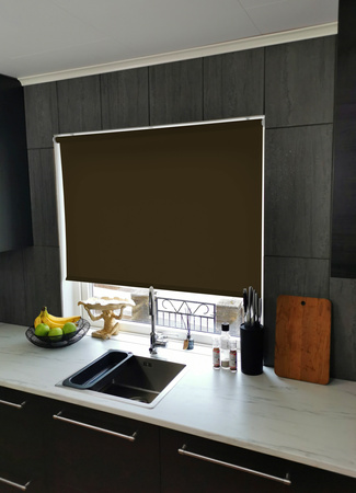 Roleta standardowa 180/Tkanina serii J z białym mechanizmem i obciążnikiem PCV