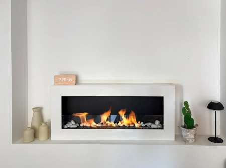Lareira a bioetanol suspensa com vidro 900 × 400 – acabamento branco fosco texturizado para o seu conforto