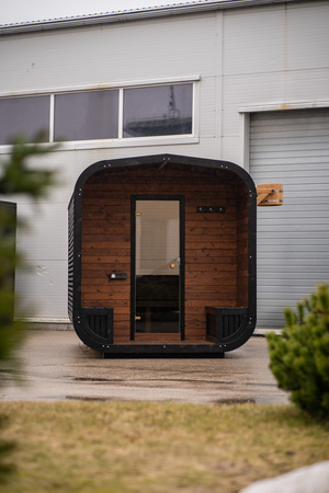 Gartensauna CUBE MODERNO – außen mit Vorraum und Panoramablick