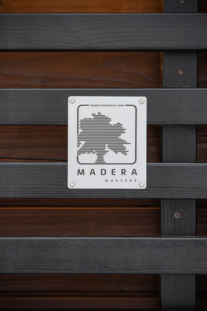 Sauna cúbica moderna y lujosa Premium Plus para exteriores, ideal para el jardín, con vistas panorámicas durante todo el año.