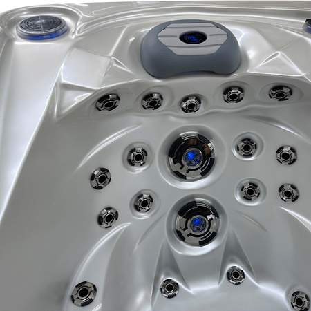 Jacuzzi til haven SPA747 F27 210x210 cm – komfort og elegance