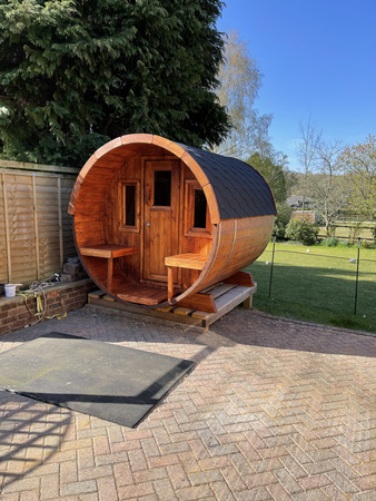 Barrel Outdoor Sauna 250 för 4 personer / Elektrisk eller vedeldad Harvia-spis / Skandinavisk gran av hög kvalitet (termwood)