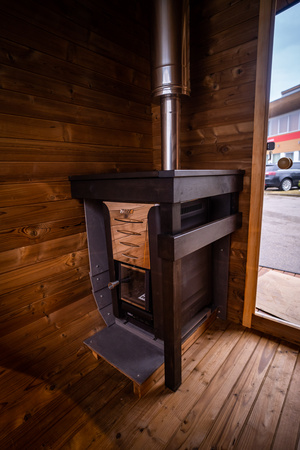 Gartensauna CUBE MODERNO – außen mit Vorraum und Panoramablick