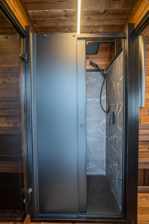 Luxusní moderní venkovní sauna Cube Premium Plus do zahrady s panoramatickým výhledem po celý rok