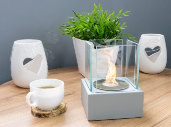 Nutikas vabalt seisev bioetanoolikamin tekstuuriga matt halli värvi - stiilne, suitsuta bioetanoolikamin koju ja terrassile.