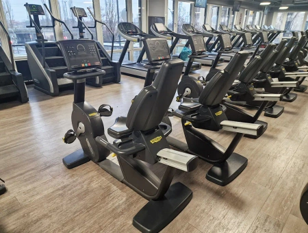 TECHNOGYM Excite 1000 LED ležeče kolo Rabljeno/obnovljeno - odlično stanje