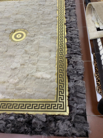 Λευκό και γκρι πολυτελές χαλί από γνήσιο δέρμα προβάτου με χρυσές πινελιές - Χειροποίητο χαλί σε στυλ Versace για το σαλόνι και την κρεβατοκάμαρα