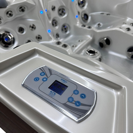 Jacuzzi til haven SPA747 F27 210x210 cm – komfort og elegance