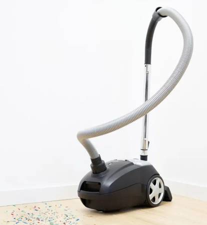 Sesalnik z vrečko MPM MOD-54 – 850 W, filter HEPA 13, večkratna vrečka 3,5 l, 5 nastavkov, doseg delovanja 7 m