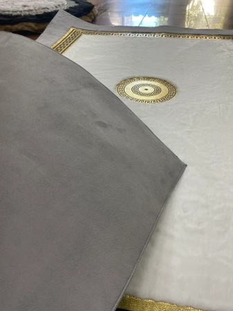 PREMIUM håndlaget plysjteppe - grå og hvit luksus for moderne stue i VERSACE-stil