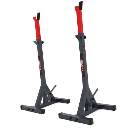 Cvičební lavice se sadou činek a závaží.