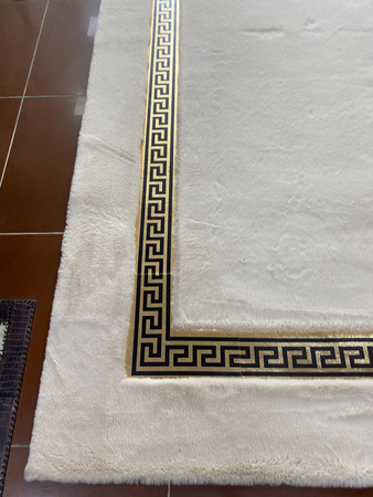 Kremasta luksuzna plišasta preproga v slogu Versace - ročno izdelana iz prave ovčje kože, elegantna in mehka za dnevno sobo in spalnico