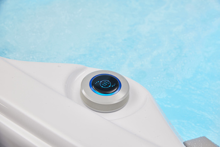 Luksusa Jacuzzi OF-3002 Pro – Luksusa 3-vietu SPA ar hidromasāžu, Bluetooth un LED apgaismojumu.