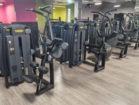 TECHNOGYM SELECTION PRO Back machine (Pulldown) Used - Perfect condition