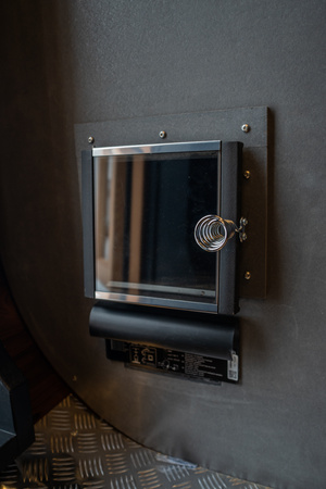 Luxusní moderní venkovní sauna Cube Premium Plus do zahrady s panoramatickým výhledem po celý rok