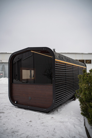 Sauna cúbica moderna y lujosa Premium Plus para exteriores, ideal para el jardín, con vistas panorámicas durante todo el año.