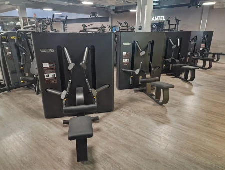 TECHNOGYM KINESIS Машина для обробки спини (низька тягова станція) Б/в / відремонтована - Ідеальний стан