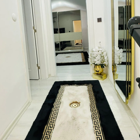 Juodos ir kreminės spalvos natūralaus avikailio kilimas - prabangus, rankų darbo, modernus "Versace" stiliaus svetainės ir miegamojo kilimas