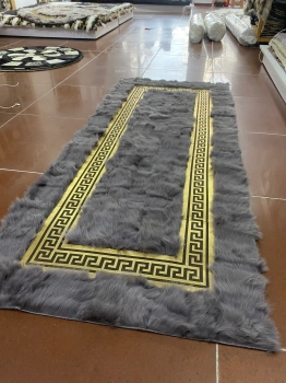 Δερμάτινο χαλί από δέρμα προβάτου σε στυλ VERSACE - ένα κομψό και μοναδικό στοιχείο του εσωτερικού σας χώρου