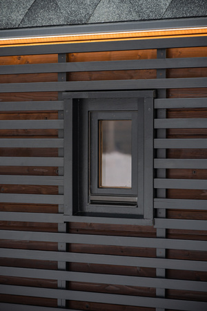 Luxuosa sauna externa moderna em formato de cubo Premium Plus para jardim com vista panorâmica durante todo o ano.