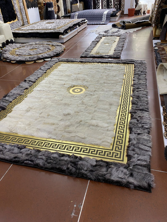 Tapis de luxe en peau de mouton véritable, blanc et gris, avec accents dorés - Tapis de style Versace fait à la main pour le salon et la chambre à coucher